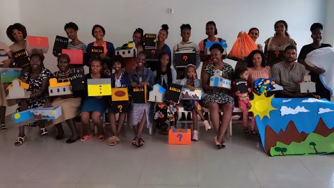 𝐏𝐫𝐚𝐢𝐚: 𝐌𝐂𝐀  𝐫𝐞𝐚𝐥𝐢𝐳𝐚 𝐚𝐭𝐞𝐥𝐢𝐞𝐫 𝐝𝐞 𝐩𝐫𝐨𝐝𝐮çã𝐨 𝐝𝐞 𝐦𝐚𝐭𝐞𝐫𝐢𝐚𝐢𝐬 𝐝𝐢𝐝á𝐭𝐢𝐜𝐨𝐬 𝐩𝐚𝐫𝐚 𝐨 𝐞𝐧𝐬𝐢𝐧𝐨 𝐛í𝐛𝐥𝐢𝐜𝐨 𝐢𝐧𝐟𝐚𝐧𝐭𝐢𝐥